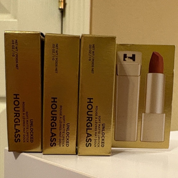 Hourglass Other - NEW Hourglass Unlocked Soft Matte Lipstick in 356 Foxglove